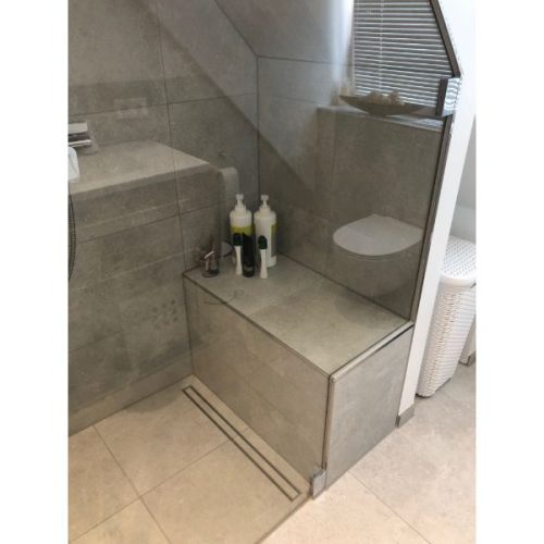 Badsanierung, Dusche mit Dachschräge, Sitzbank in der Dusche, Waschmaschine und Trockner in Nische, Ahrensburg (3)