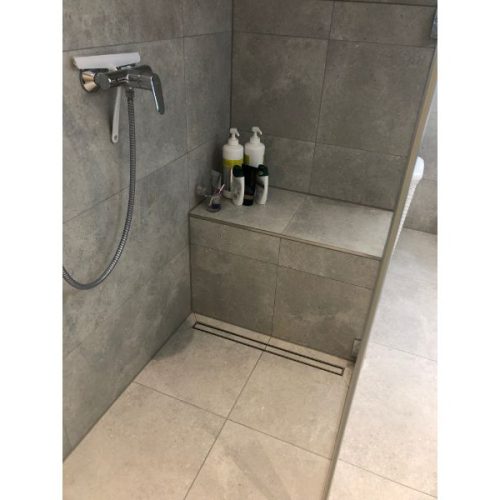 Badsanierung, Dusche mit Dachschräge, Sitzbank in der Dusche, Waschmaschine und Trockner in Nische, Ahrensburg (4)