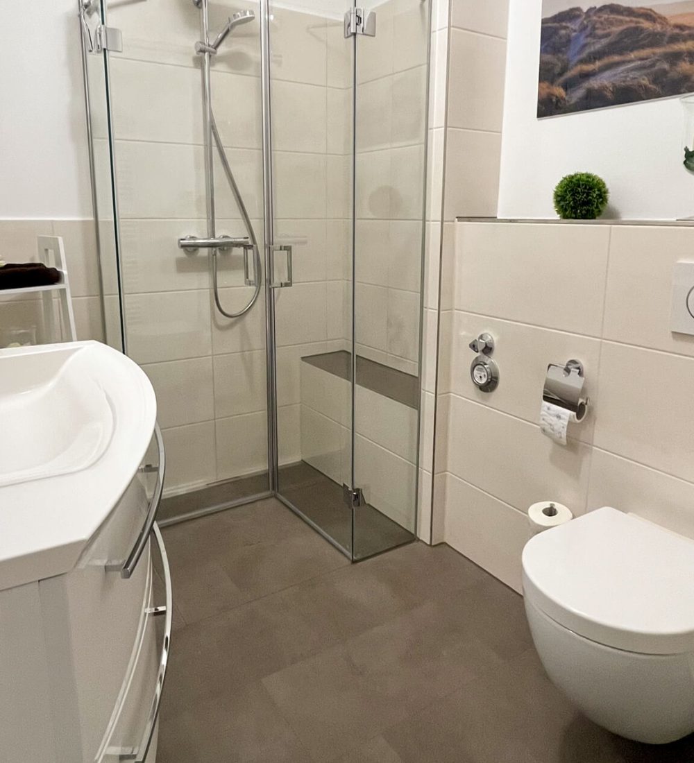 Komplettbadsanierung mit barrierefreier Dusche und großem Spiegelschrank 7
